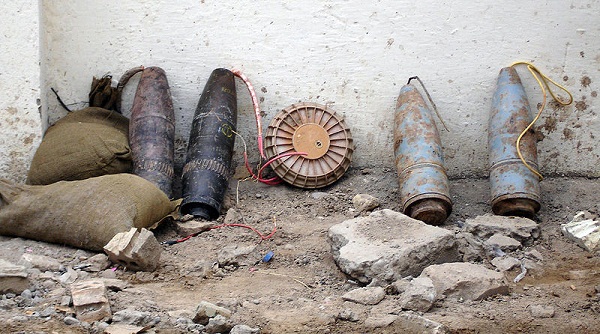 Diversos artefactos explosivos improvisados descubiertos por la policía iraquí en Bagdad en 2005.